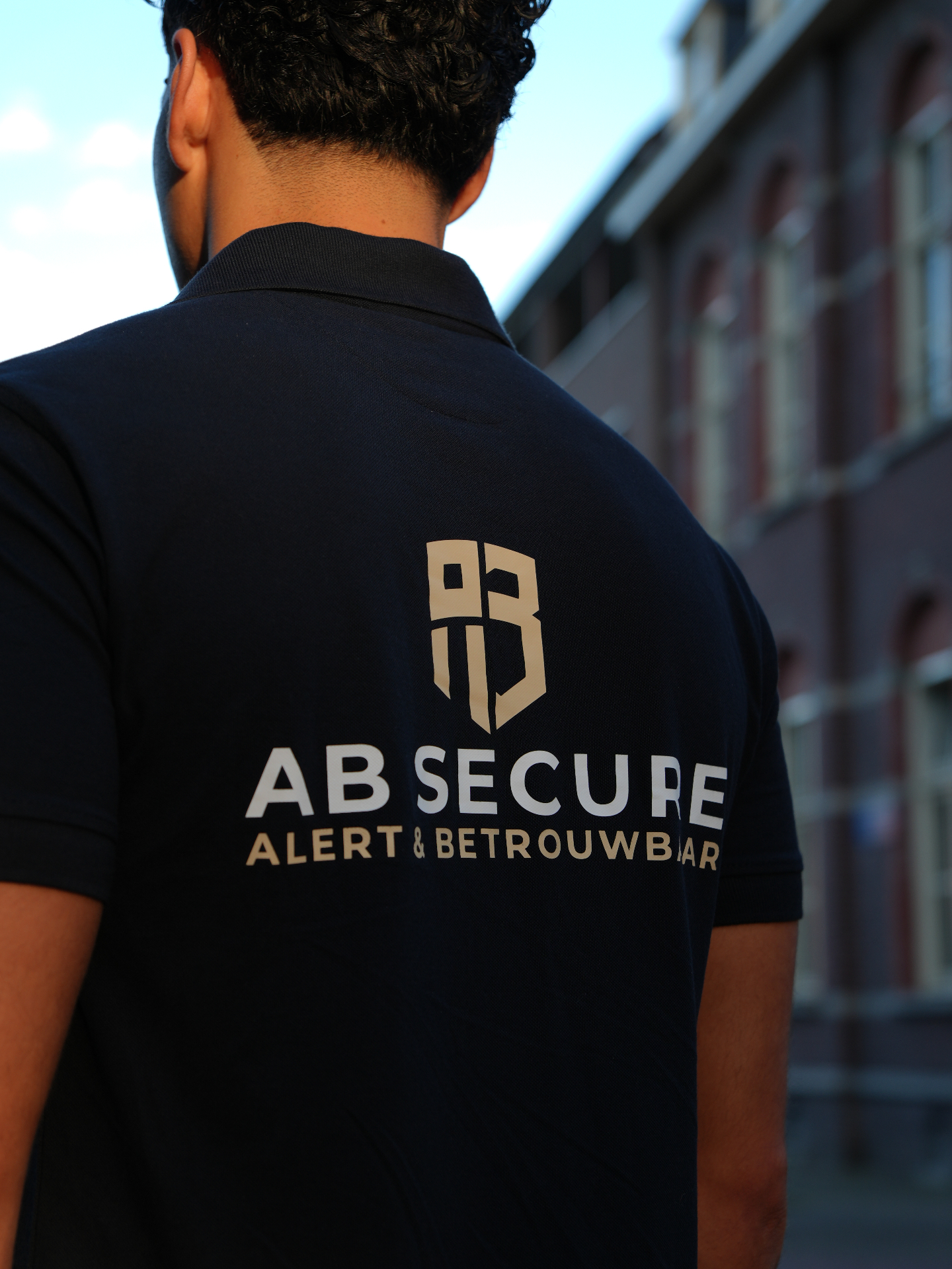 AB Secure beveiliger met logo polo op locatie